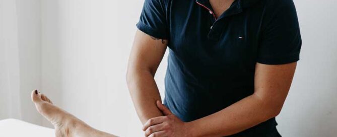 Lymphdrainage wird gerade am Bein durchgeführt