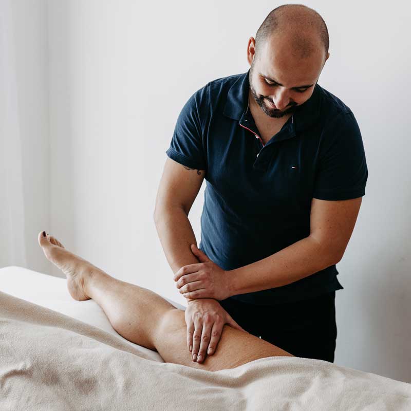 Lymphdrainage wird gerade am Bein durchgeführt